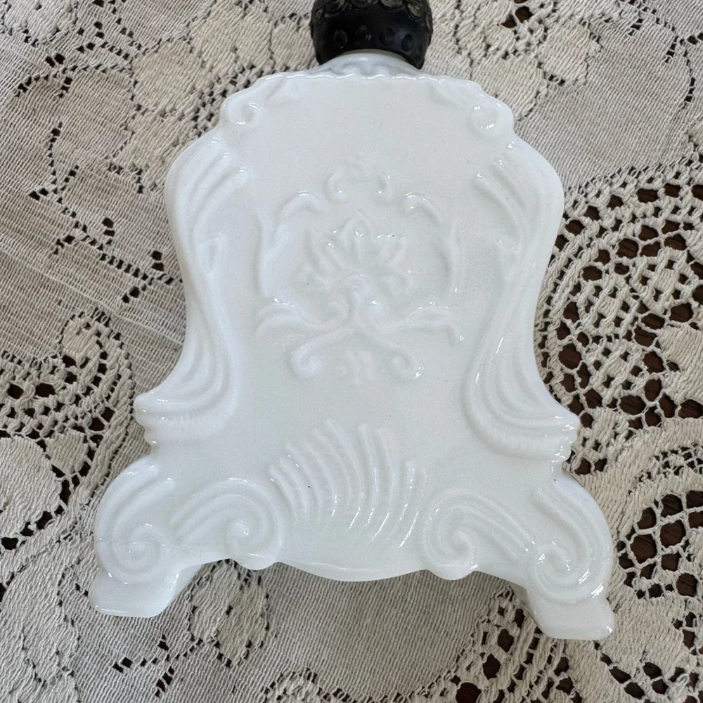 Avon Elegant White Vintage-Style Clock